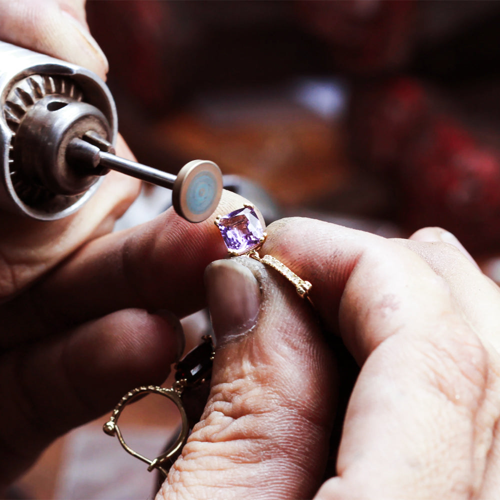Anpassung eines Rings im Atelier Daniel de Guy in Lausanne