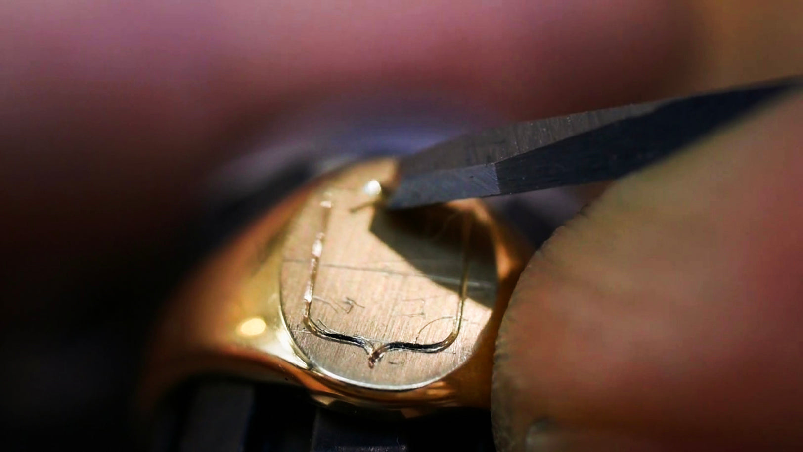 Gravur eines Siegelrings im Atelier Daniel de Guy in Lausanne