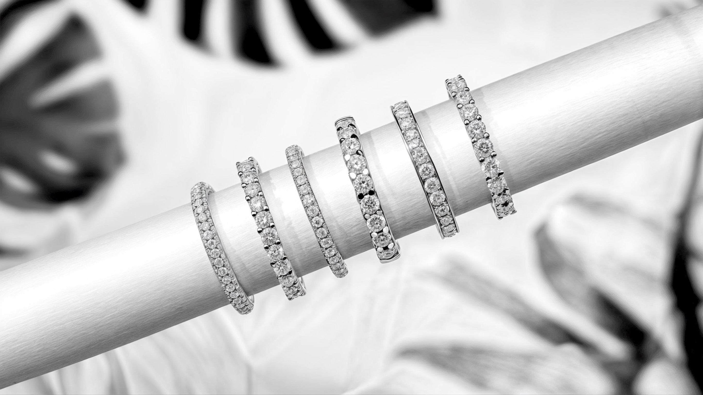 Alliances de diamants en or réalisée par Daniel de Guy, mettant en valeur une finition artisanale raffinée et l’éclat naturel des diamants.