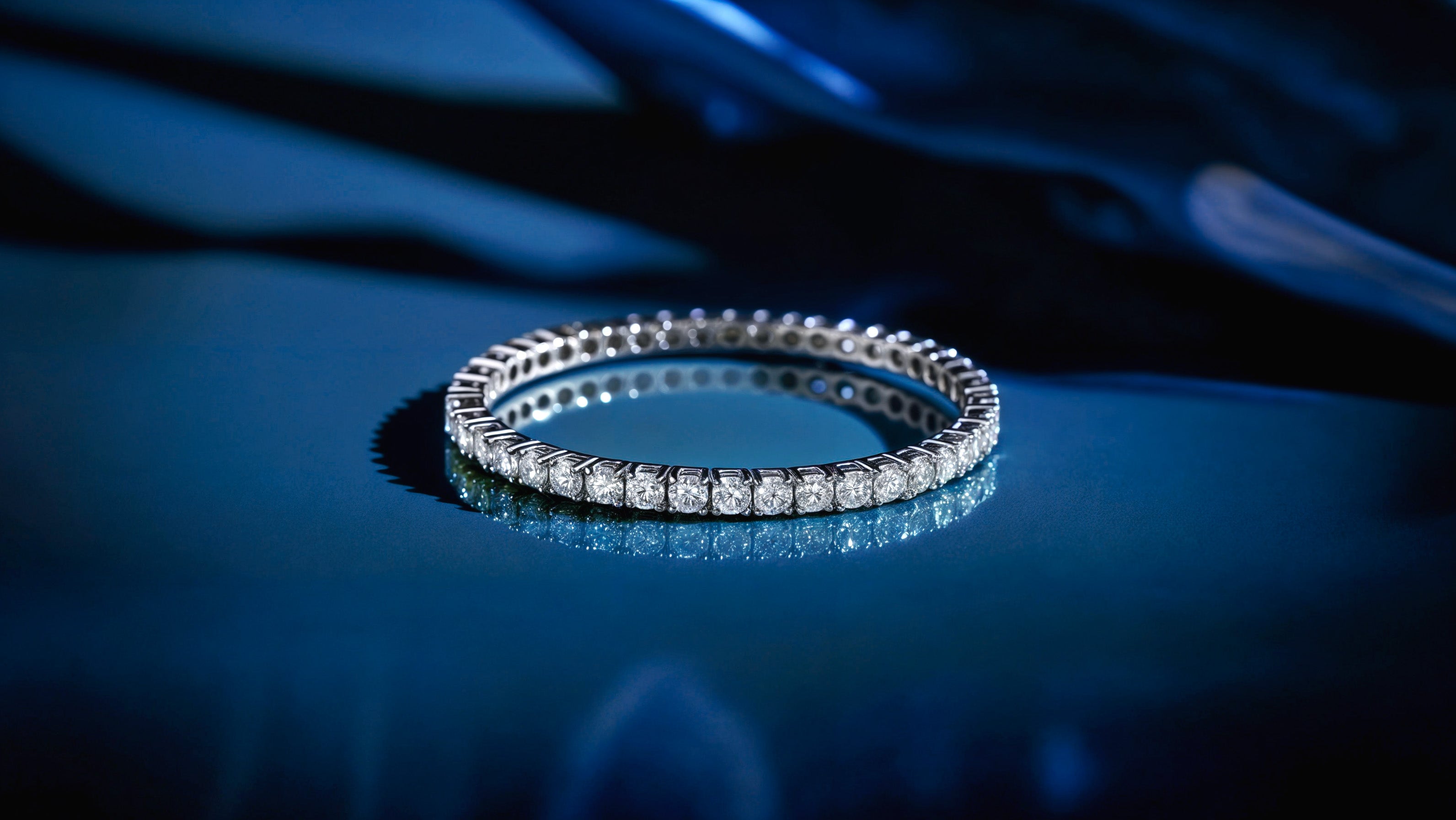 Bracelets en or et diamants signés Daniel de Guy, présentant une finition artisanale raffinée et un design élégant.