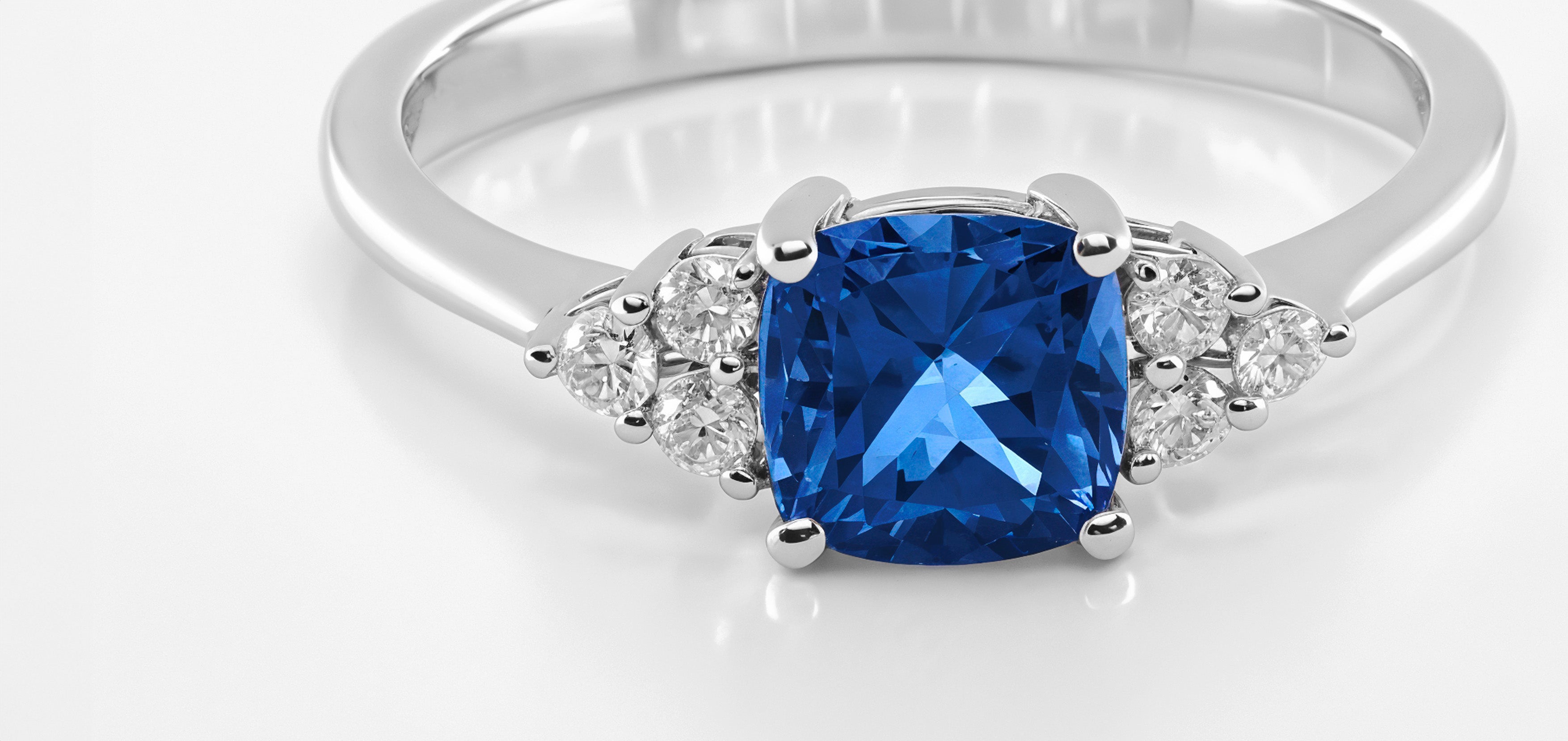 Bague en or sertie d’une pierre de couleur, créée artisanalement par Daniel de Guy, avec une monture élégante et des finitions raffinées.