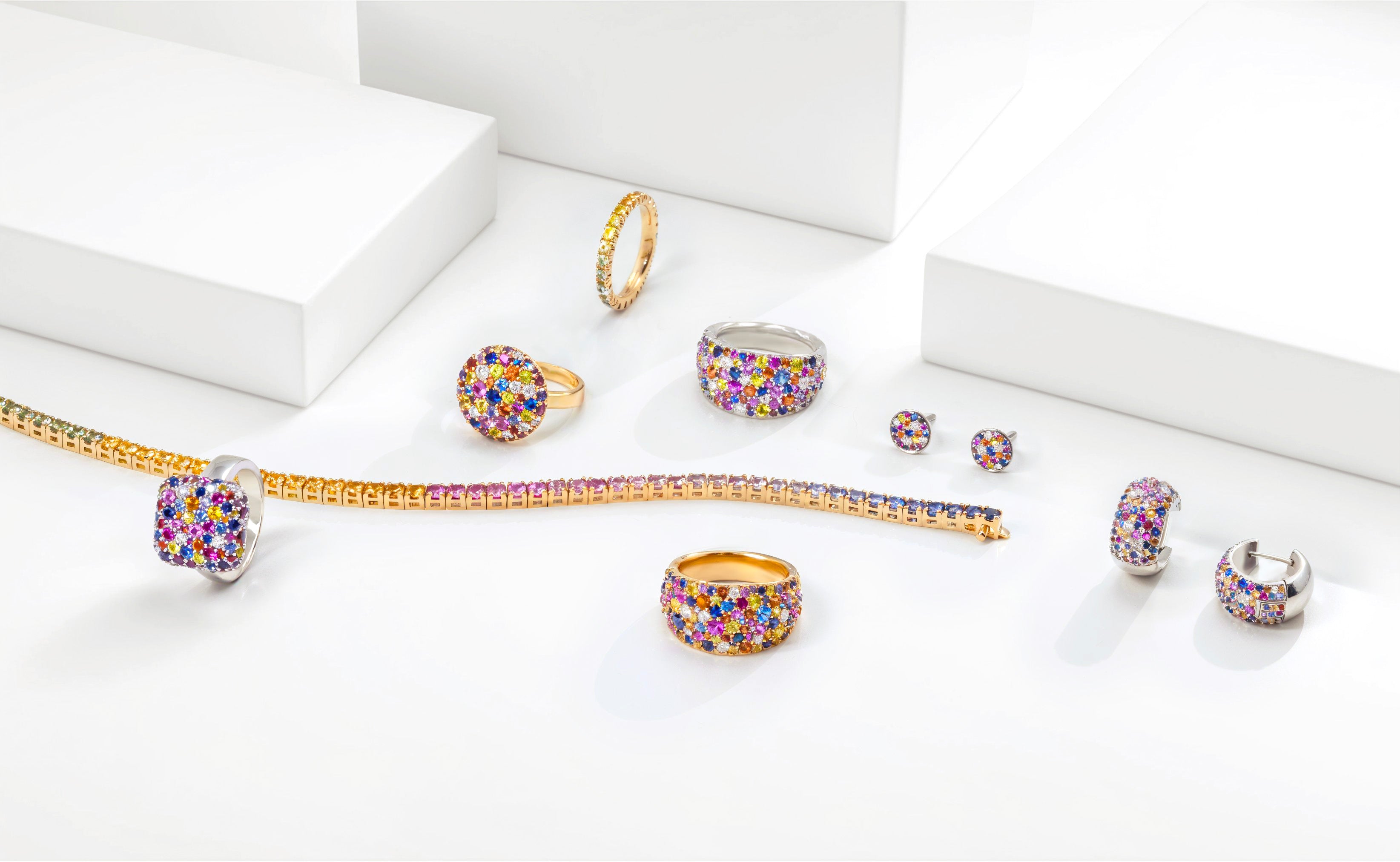 Bijoux colorés de la collection Tutti Frutti signée Daniel de Guy, en or 18 carats, au design moderne et lumineux.