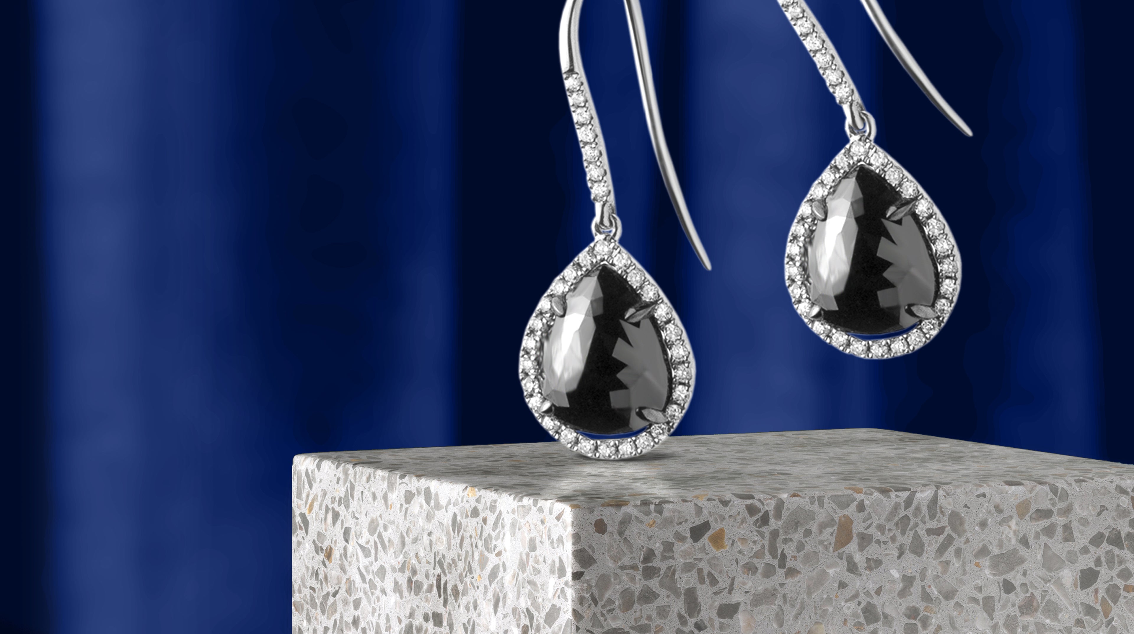 Boucles d’oreilles en or et diamants créées par Daniel de Guy.