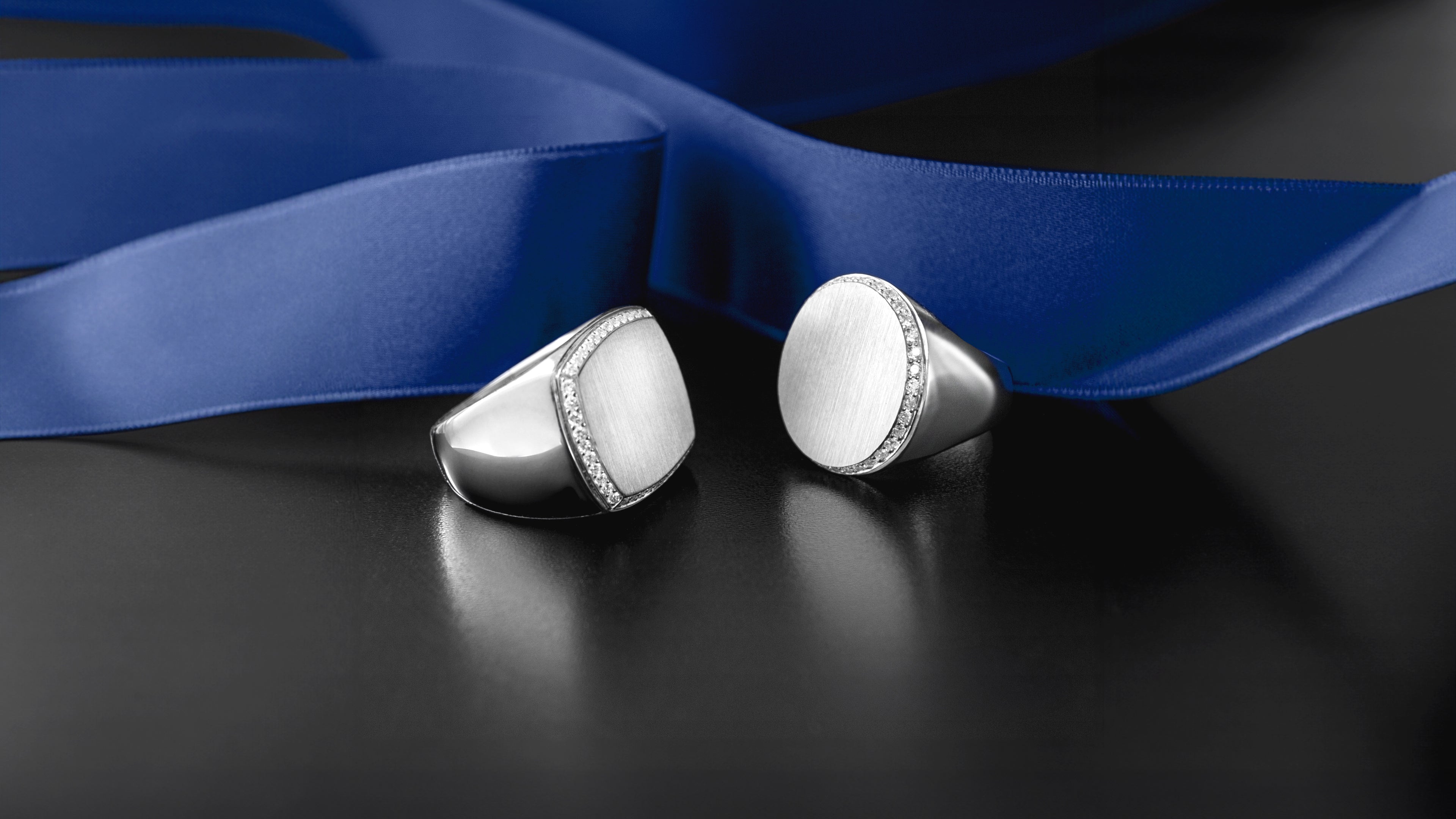 Chevalière personnalisée en or réalisée sur mesure par Daniel de Guy, présentant un savoir-faire joaillier artisanal.