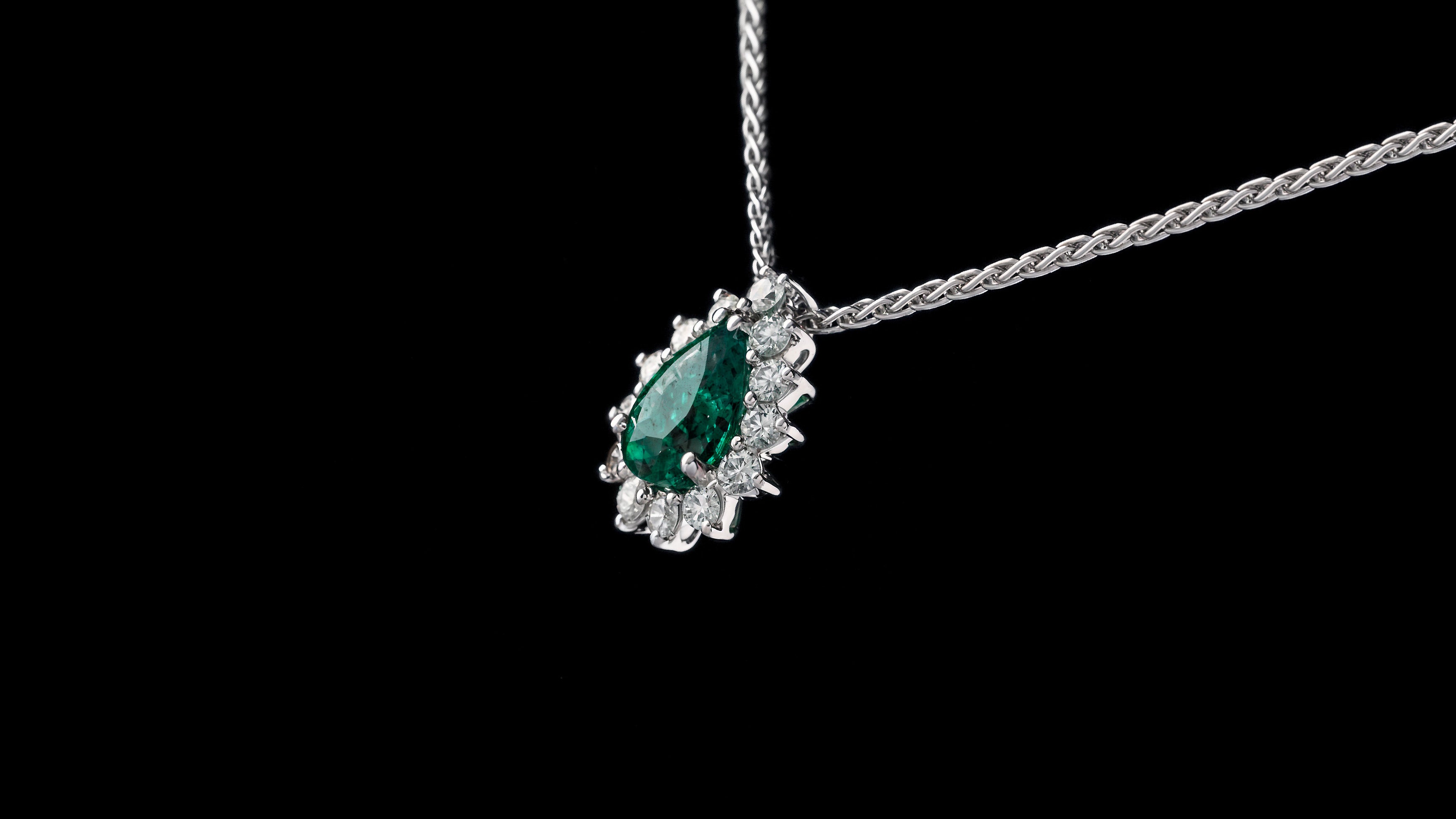 Colliers en or avec pendentif signé Daniel de Guy, conçu avec un savoir-faire artisanal et un design raffiné.