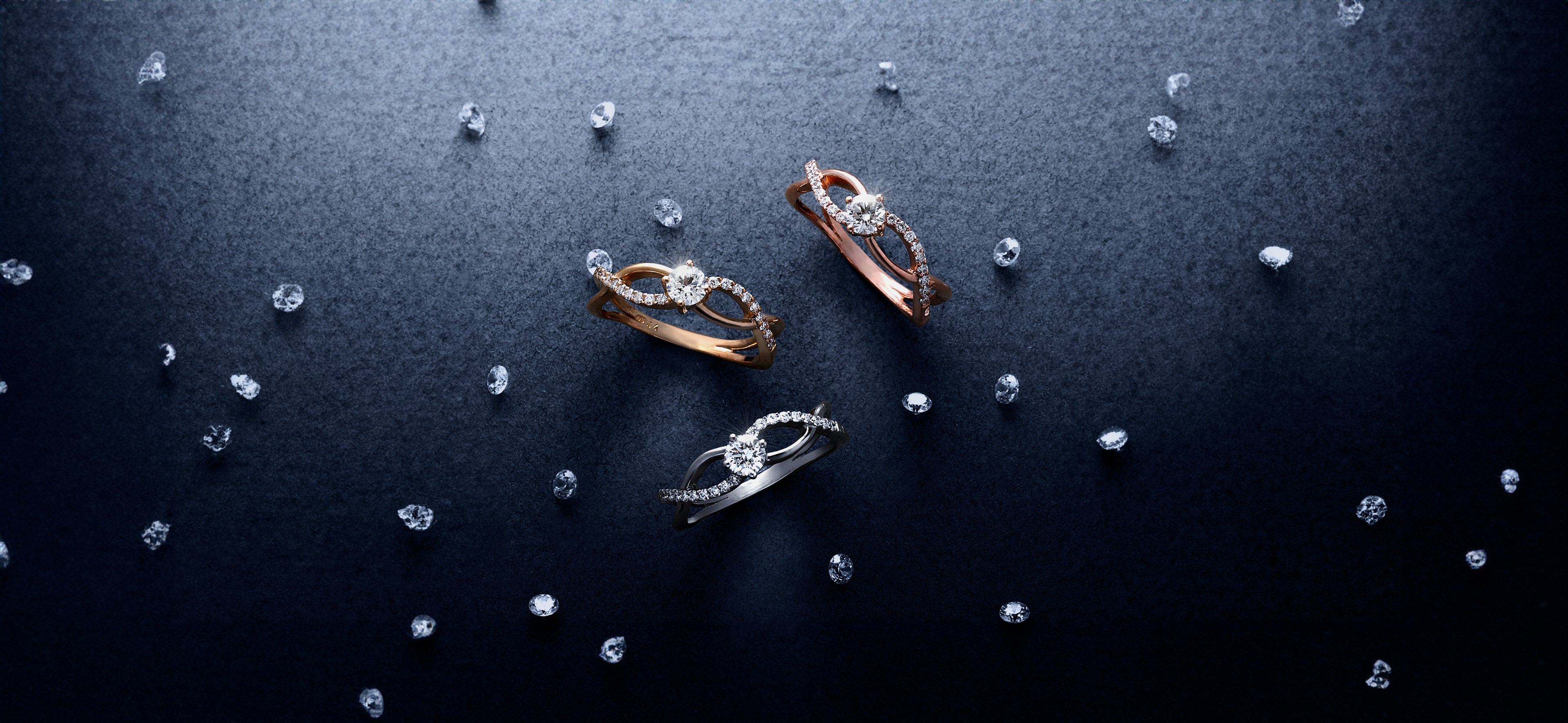 Solitaires en diamant, mettant en valeur une monture élégante et un diamant brillant d’une grande pureté.